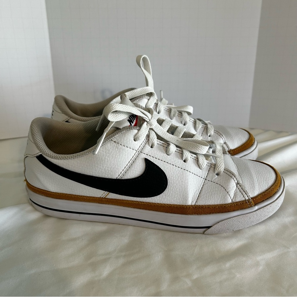 Nike Women’s Court Legacy Sneakers 8 White Black Casual Shoes Gently Used - Picture 2 of 9